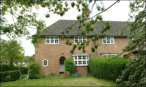 01 Midholm Close